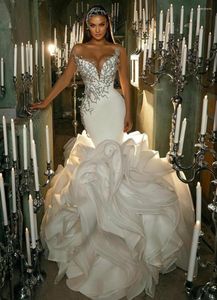 Hochzeitskleid Arabisch Dubai Meerjungfrau Kleider Kristall Perlen 2022 Organza Tiered Rüschen Kapelle Zug Luxus Brautkleider