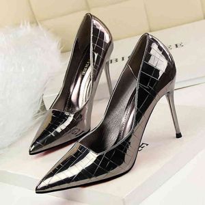 1570-1 Sandals Thin Heel High Shallow Mouth Pointed Metal Stone Grain Mirror Sexy Nightclub Shoes