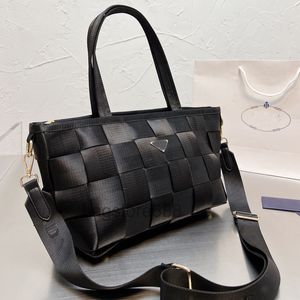 Vävd shoppingväska kvinnor handag handväska stor kapacitet totes nylon virkning axel crossbody väskor tappbar justerbar rem modebrev