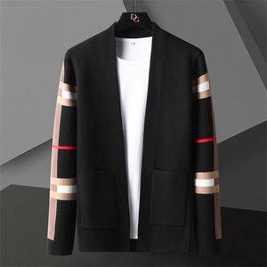 Miscele di lana da uomo Autunno Inverno Designer Plus Size Cardigan a colori impiombato Giacca in maglia Inghilterra Tasche da uomo Cardigan Fashion 220915