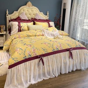 Sängkläder sätter gul fransk pastoral stil lång stapel bomullsblommor tryck prinsessa set spets täcke täcken kjol kuddar