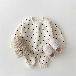 Completi di abbigliamento Primavera coreana Set di abbigliamento per neonate Fashion Infant Full Heart Designer di lusso Toddler Boys Felpa con cappuccio Completo di pantaloni 12 mesi-2 anni 220916