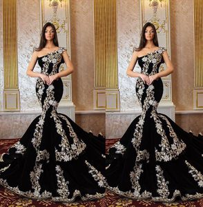 2023 anmutige schwarze Prom -Kleider eine Schulter -Strass -Strass -Verleihung der Meerjungfrau Party Kleider ärmelloses langer Zug maßgeschneiderte Abendkleid