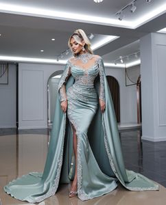 2023 Elegant Mermaid Split aftonklänning med Cape High Neck Long Sleeve Pärlade formella arabiska balklänningar skräddarsydda