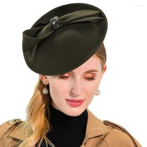 Berretti Cappelli britannici Fascinator da donna per cappellino in feltro di lana Cappello verde militare Fedora Vintage Bow Wedding Ladies HatBerets BeretsBerets Bere