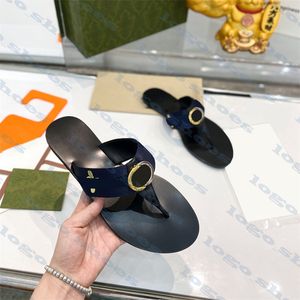 Damen-Flip-Flops mit Metall-Logo, Marken-gestickte Hausschuhe für Damen, modischer flacher Slipper, zwei Farben