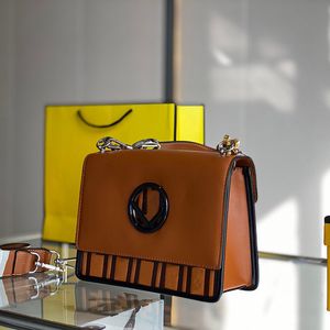 Designer axelv￤skor f￶r kvinnor Luxurys l￤der Totes Bag Womens Message Chain Bag Crossbody Mens Handv￤skor Fashion Purse Bum Bag 2209171D