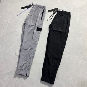 pantaloni dei designer di marca Pantaloni casual con stemma ricamato in nylon con tasca in metallo pietra Pantaloni isola riflettenti sottili Taglia M-2XL
