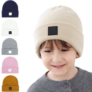 18 colori cappelli lavorati a maglia infantili berretti acrilici super carini per bambini cappelli invernali per ragazze di colore puro viso sorridente berretti con teschio per bambini 0-2 anni 2-6 anni