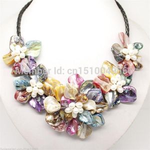 Splendida collana in pelle con fiori di conchiglia di perle d'acqua dolce multicolori 18 217 g