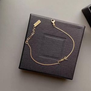 L'oro di modo ha i braccialetti del progettista del bollo Bracciale con lettera a catena Bijoux Materiale in ottone per le donne Gioielli da regalo per gli amanti del fidanzamento di nozze