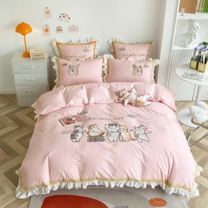 Zestawy pościelowe różowe urocze kreskówka haft kota miękka bawełniana dziewczyna Zestaw falbany kołpakowe łóżko pościel dopasowane blachy poduszki 4PCS