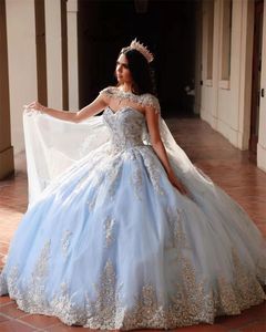 2022 Quinceanera Dresses Sparkly Squilly Lace Ball Gownの恋人ケープクリスタルビーズ付きLight Blue Corset Back Tulle Sweet Party Prom Evening Gowns