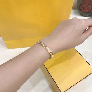 Luxurys designers Cuffs Bracelets designer bracelet luxury Jewelry Couple style For Women Wedding Accessories Fashion Trends good