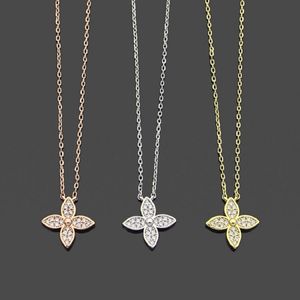 Womens Designer Necklaces Iced Out Pendant V Letter Fashion Four-leaf Clover Necklace Jewelry