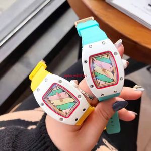 شاهد نساء نيو كوارتز السيدات Fasion Wristwatch Silicone Strap غير الرسمي Grils Beautiful Grils Watches Relogio Maschulino