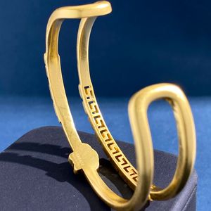 Ny designad öppen armband ihålig ut banshee grekland slingrande mönster medusa porträtt k guld pläterade kvinnor medusas armband designer smycken parti gåvor b2d3