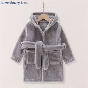 Towels Robes Winter Baby Boys Girls Flannel Hooded Children for Bathrobe Warm Solid Color Long Sleeve Kids Dressing Gown Belt Sleepwear 220919