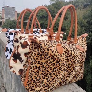 Duffel Bags Fashion Women Fleece Handväska med PU Handle Animal Cow Pattern Travel Tote Faux Fur Leopard Print Weekender Bag