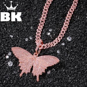 Hänghalsband Hip Hop Custom Pink Butterfly Necklace Combination Words Namn med stor lås kedja full isad kubik zirkoniumsmycken276g