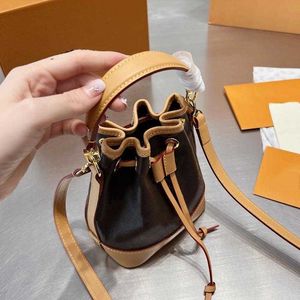 Echtes Leder robust stilviser Eimer Bag Drawschnellstring Women Messenger Bags Handtaschen Tottenham Spät Axillary Bag 2024