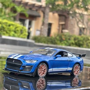 Modelo Diecast Car 1 32 Supercarro de alta simulação Ford Mustang Shelby GT500 Ligona de carro Pull Back Kid Toy 4 Open Door Children's Gifts 220919