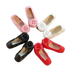 Sneakers Autumn Kids Shoes For Girl Dancing Shoes Barn Girls Läder Mjuk botten Big Flower Loafers Red White Black Pink 220920