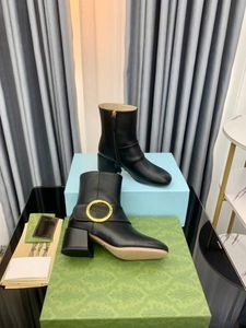 Botas curtas femininas de designer europeu Martin fivela de decoração botas em pele de carneiro sapatos clássicos de couro macio letra grossa salto baixo moda