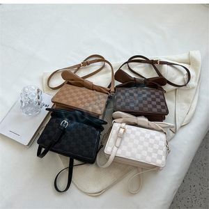 Bolsas de ombro populares do HBP 2022 Autumn e inverno New Handbag Mensageiro Retro Tootes portátil Smitle Square Saco