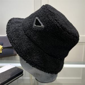 Kış Cimri Kötü Şapkalar Kadınlar Erkek Tasarımcı Kova Şapkası P Kürklü Kapaklar Sıcak Bonnet Moda Yumuşak Takım Kapağı 3 Renk