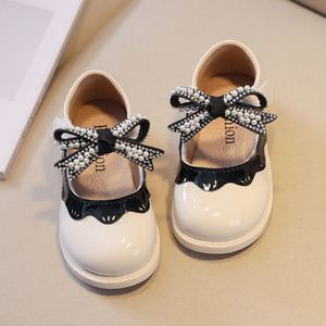 Sneakers mode söta baby flickor skor patent läder bowtie pärla barn platta barn småbarn g800 220920