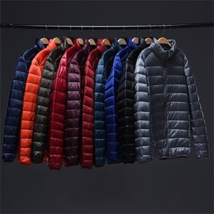 Erkekler Down Parkas Kış Ceketi Adam Ultra Işık Down Ceketler Erkek Kış Paltosu Ultralight Taşınabilir Stand Yakası Parkas Rüzgar Geçirmez Palto 6xl 220919