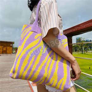 HBP 2022 새로운 니트 가방 어깨 줄무늬 대용량 토트 복고풍 여성 가방