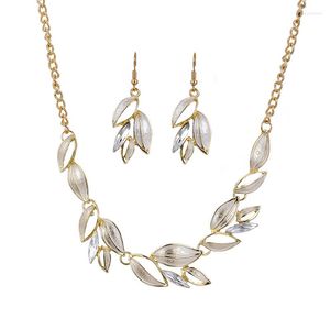 Серьги ожерелья устанавливают богемные эмалевые золотые листья