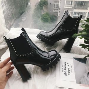 Damen Stiefeletten 2023 Fashion Slip On Schwarz Lackleder Stiefel Damen Punk Gothic Schuhe Damen Elegant Lolita Low Heels Kurz