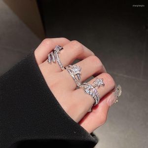 クラスターリングのデザインエレガントな光沢のあるシューティングスターラインストーンオープニングクリスタル五gram宝石のための調整可能な婚約指輪
