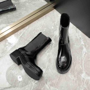 Ankle Chelsea Half Boots 플랫폼 웨지 슬립 온 둥근 발가락 블록 힐 플랫 부츠 여자를위한 청키 수하물 반 부츠 럭셔리 디자이너