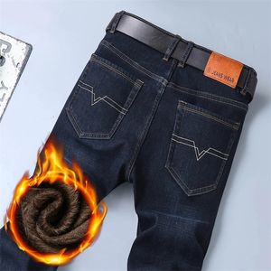 Herrar jeans klassisk vanlig passform fleece affärsmode lösa avslappnade stretch byxor manliga märke plus sammet vadderade varma byxor 220920
