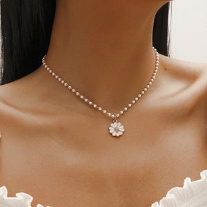 Trend Elegant Small Daisy Flower Pendant Necklace For Women Bohemian White Imitation Pearl Sunflower Choker Halsband smycken