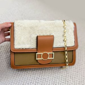 Plush Chain Bag Flap Designer Axelväskor Kvinnor Handväskor Underarm Påsar Purse Sjuk kvalitet Ull äkta läder Fashion Bokstäver 4 färger 2 Rems Guldhårdvara