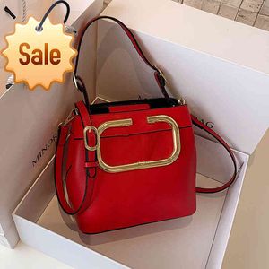 Designer Bags New Womens Metal Letter v Bucket Bag Simple Fashion One Shoulder Oblique Straddle Net Red Same Handbagtote Bag Factory Direct Sale