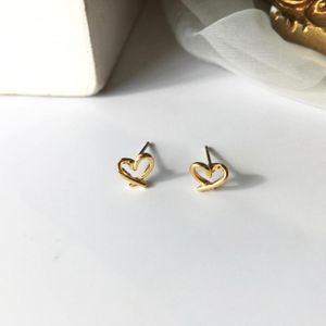 スタッドイヤリング1ペアイヤポストゴールドカラーハート女性ジュエリーコンシャスデイリーアクセサリー7mm x 6mm