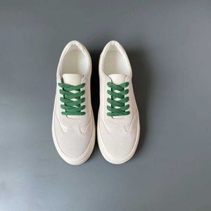 秋の冬と22の新しいスタイルThe Row Small White Shoesフラットボトムラウンドヘッドヘッドレースカラーコントラストボード女性ファッションスポーツ