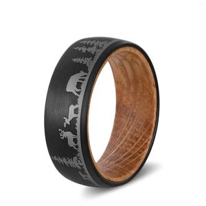 Anelli di nozze Poya da 8 mm Mens Band Deer Cow Tree Lasered Black Tungsten Anello in carbone con rivestimento in legno a botte di whisky