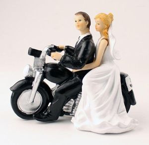 パーティー用品クリエイティブな花嫁と花groomライディングオートバイの結婚式のropsケーキトッパーハイグレードの高級樹脂形状のクラフトギフトスタンド