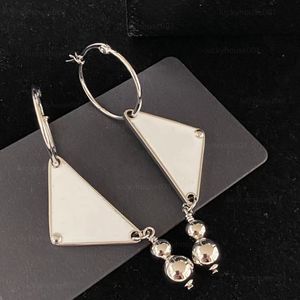 Premium Charm Luxury Jewelry Womens P Letter Pendant Earrings Classic Wedding Earrings 316L Rostfri Svart Vita eleganta kvinnorörhängen Partihandel