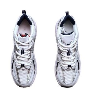 Опт 2022 Новые женщины 530 кроссовок папа коренастые кроссовки сцепляют повседневные туфли Осень светоотражающие удобные дышащие белые квартиры женские платформы обувь