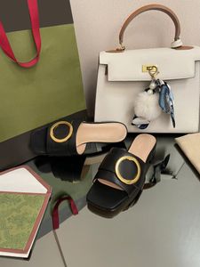 Designs runda sammanlåsande dubbla tofflor bokstäver kontrollera kvinnor sandstrand grossist pris splint platt sandaler komfort strand läder skjutreglage med låda storlek 35-41