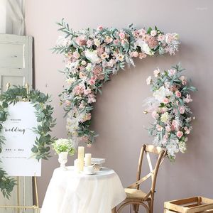 Decorazione per feste che fa la disposizione dei fiori di rosa Esposizione della finestra della casa della parete dell'arco di nozze