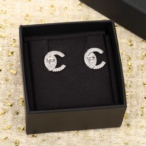 Hochwertiger Charm-Ohrstecker mit glitzernden Diamanten in Platinbeschichtung und Boxstempel PS4568